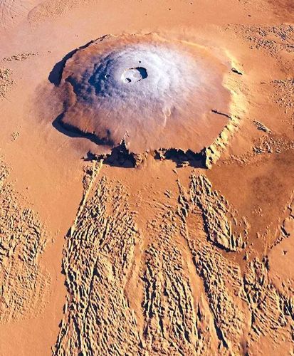 太阳系最大的火山在什么星球上